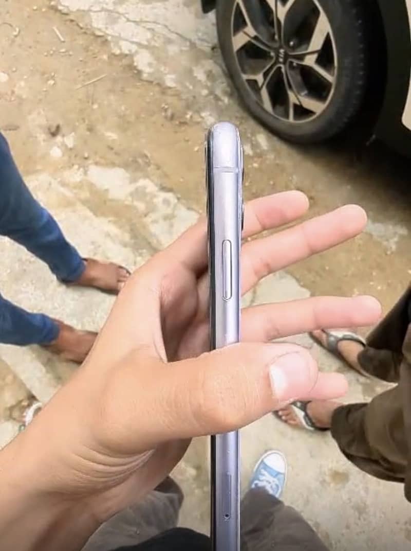 Apple iPhone 11 3