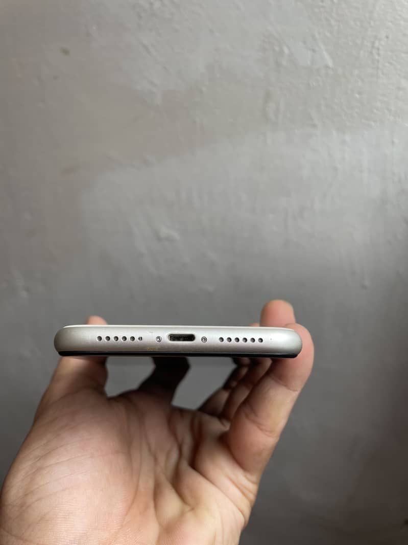 Apple iPhone 11 4