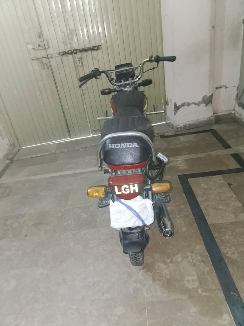 بائیک بالکل صاف ہے ون ہینڈ یوز ہوئی ہے 5