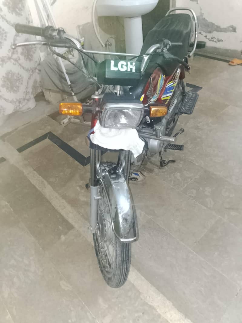 بائیک بالکل صاف ہے ون ہینڈ یوز ہوئی ہے 6