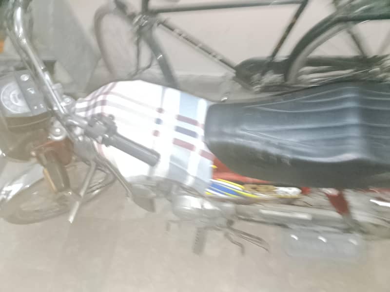 بائیک بالکل صاف ہے ون ہینڈ یوز ہوئی ہے 7