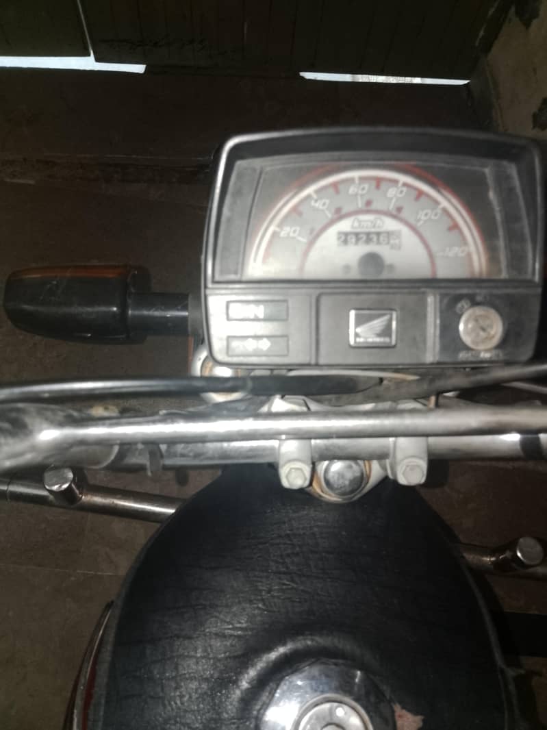 بائیک بالکل صاف ہے ون ہینڈ یوز ہوئی ہے 8