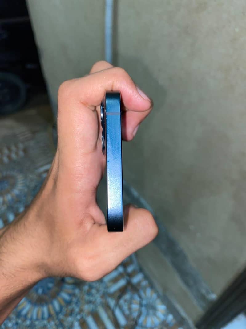 Apple iPhone 13 8
