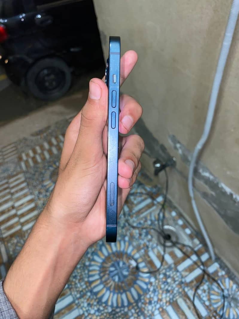 Apple iPhone 13 9