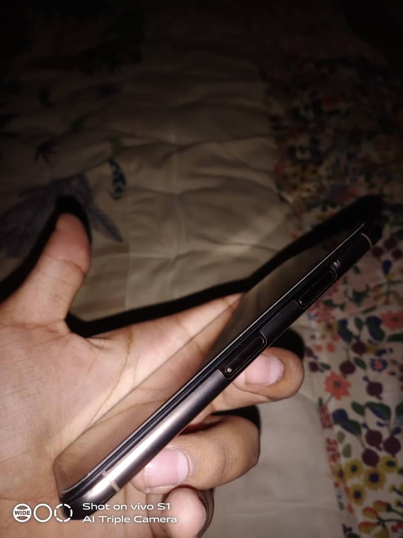 Apple iPhone 11 Pro 4
