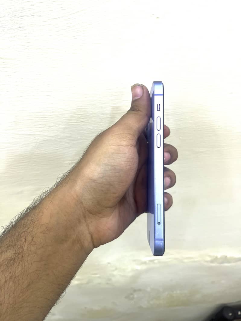 Apple iPhone 12 4