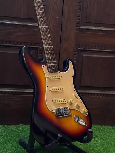 Electric guitar in lush condition 10by10