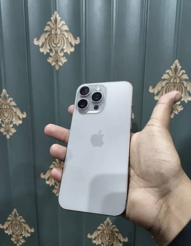 Apple iPhone 15 Pro Max 1
