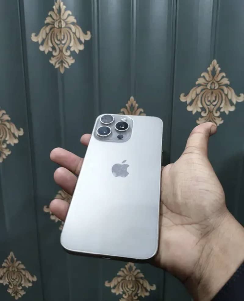Apple iPhone 15 Pro Max 2