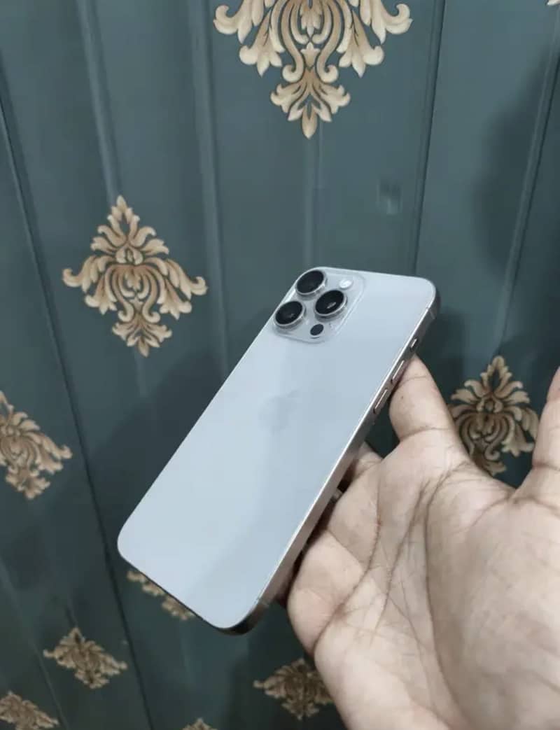 Apple iPhone 15 Pro Max 5