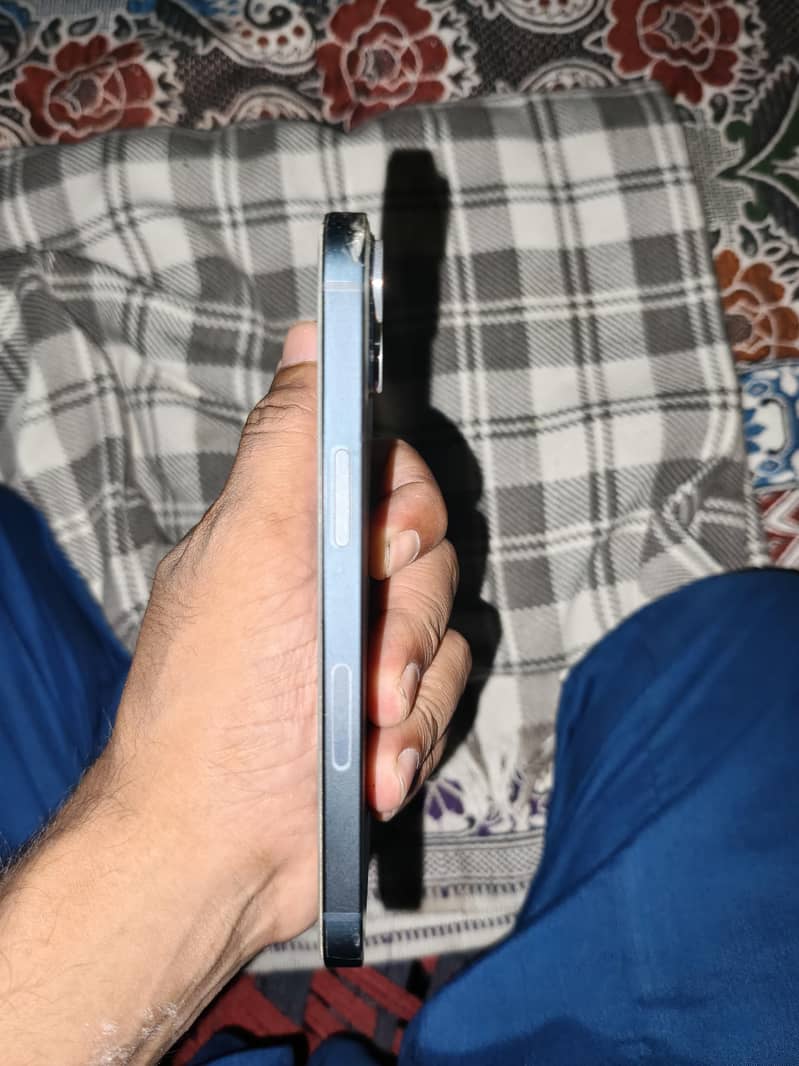 Apple iPhone 13 2