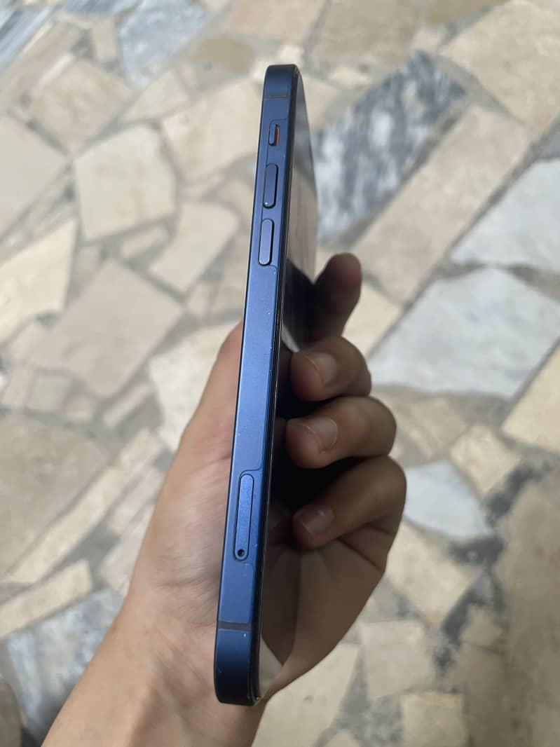 Apple iPhone 12 4