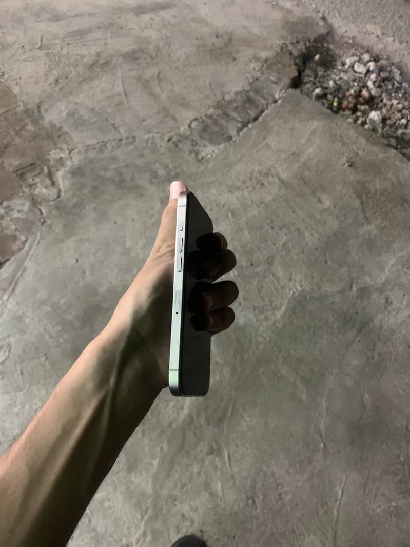 Apple iPhone 15 Pro 4