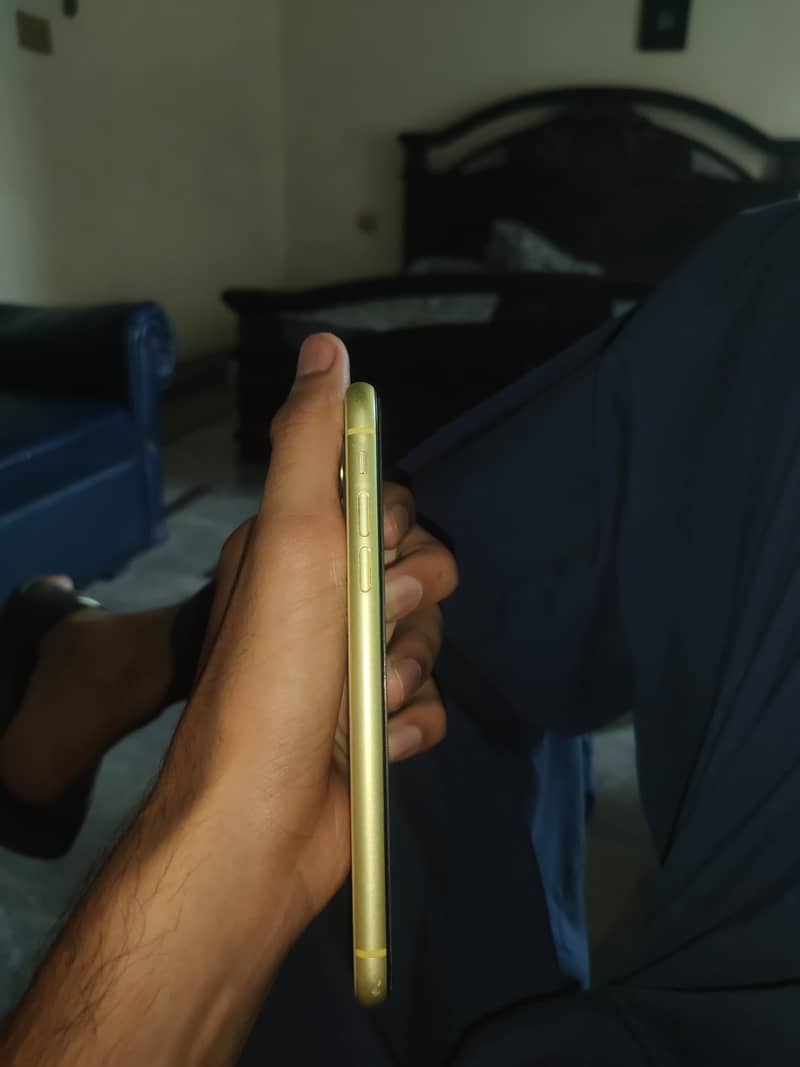 Apple iPhone 11 4