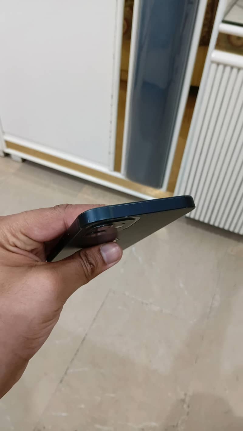 Apple iPhone 12 4
