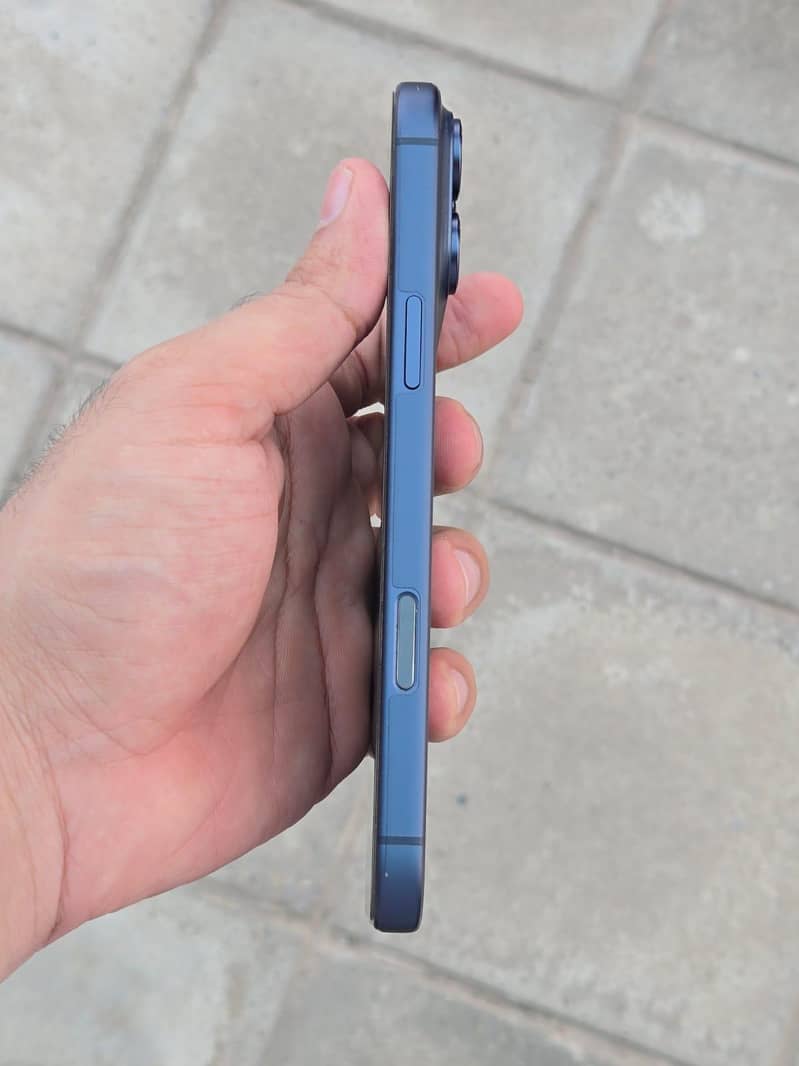 Apple iPhone 17 Pro Max 4