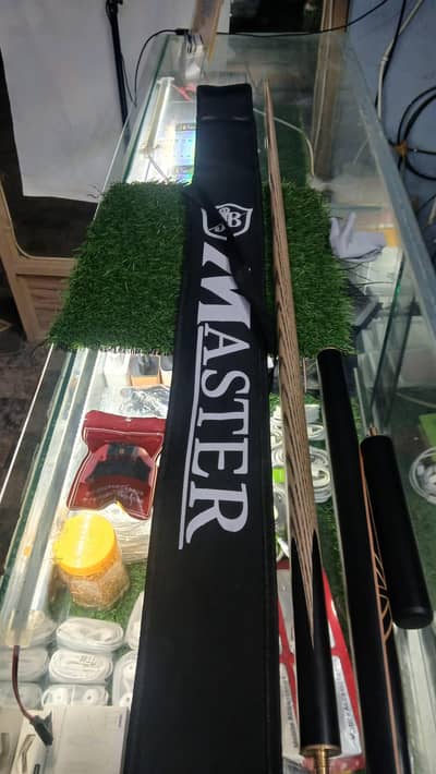MASTER SNOOKER CUE WITH CHALK, EXTENSION,GLOVES AND COVER