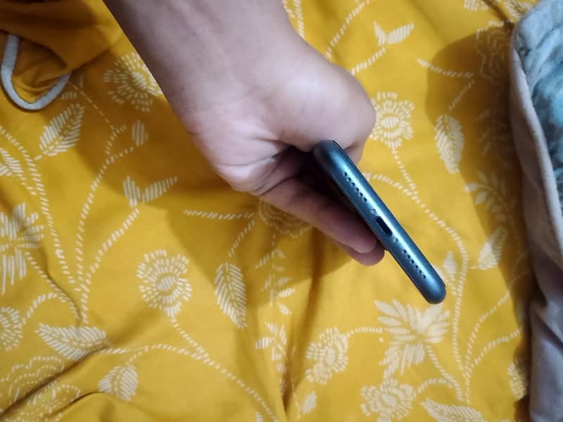 Apple iPhone 11 3