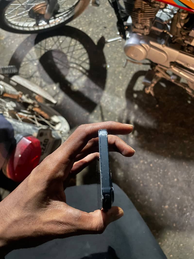 Apple iPhone 13 2