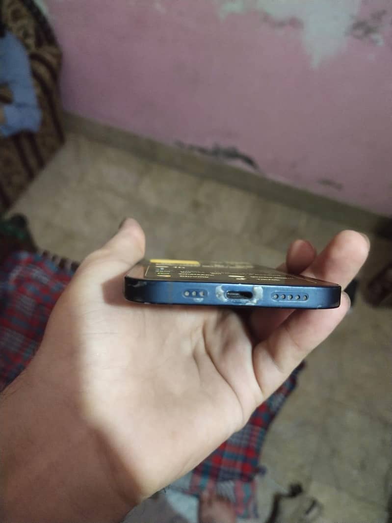 Apple iPhone 12 4