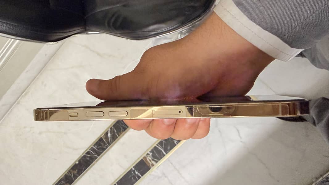 Apple iPhone 12 Pro Max – 10/10 Condition | Pristine & Scratchless 5