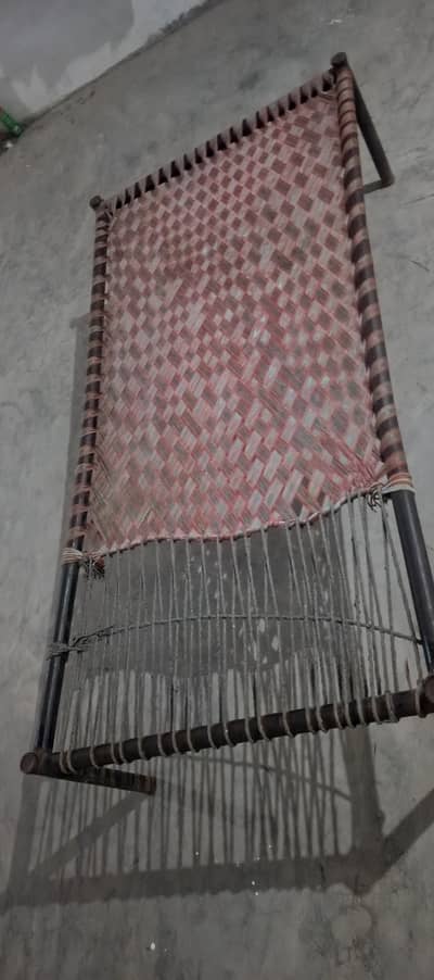 Singal pati wali charpai hai .
