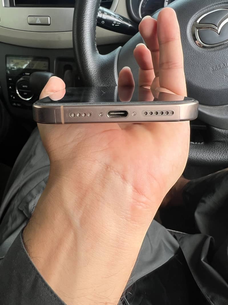 Apple iPhone 16 Pro Max 2