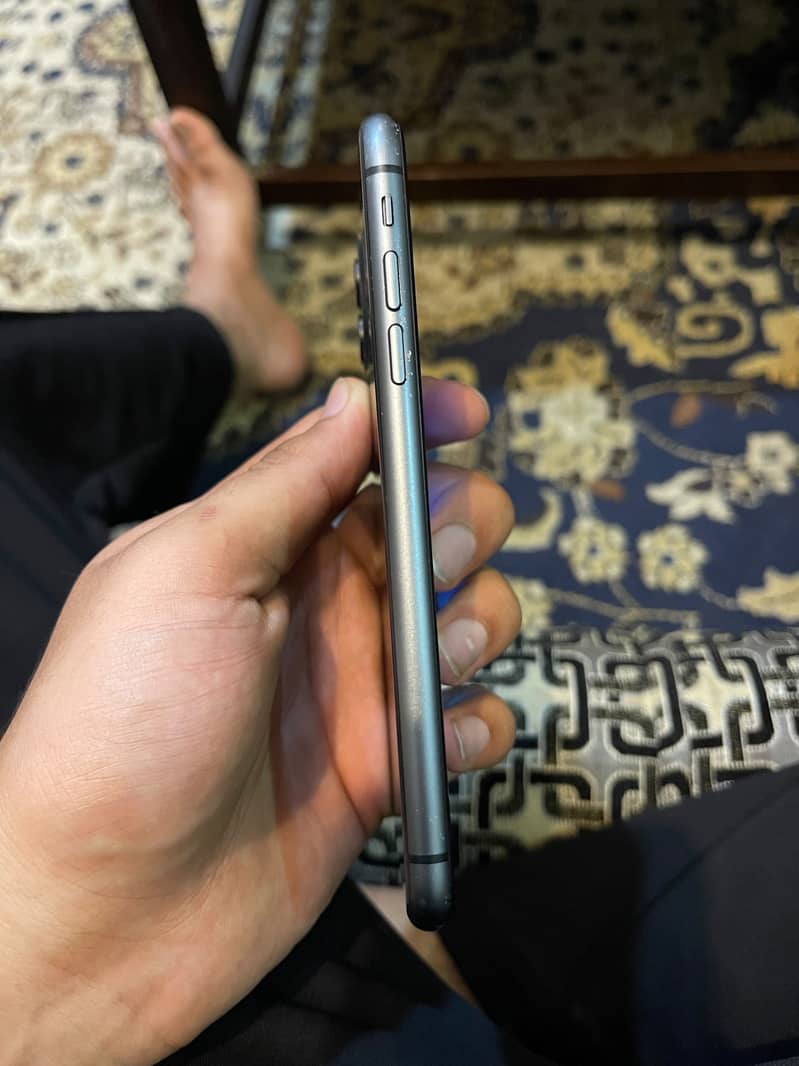 Apple iPhone 11 4