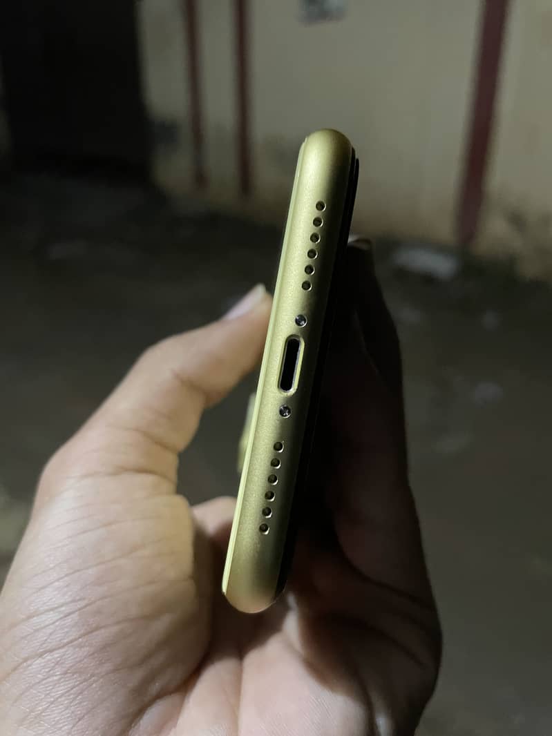 Apple iPhone 11 4