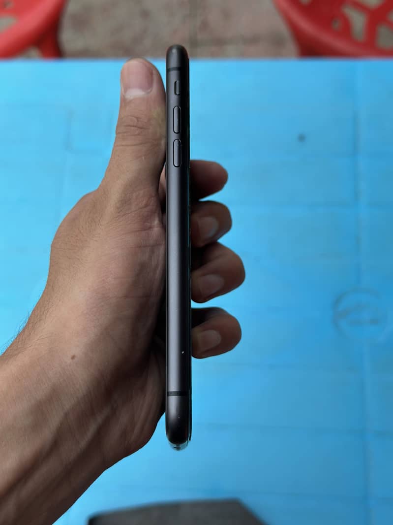 Apple iPhone 11 4