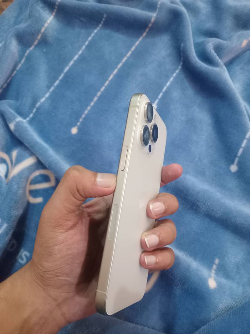 Apple iPhone 15 Pro Max 2