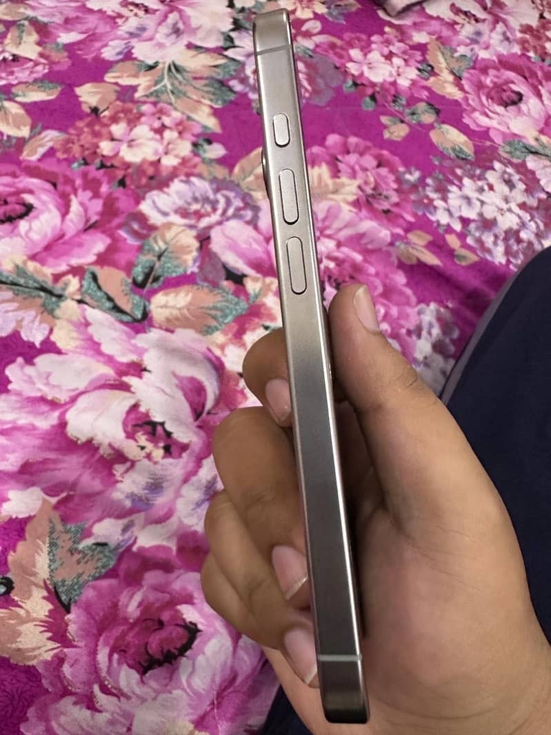 Apple iPhone 16 Pro 2