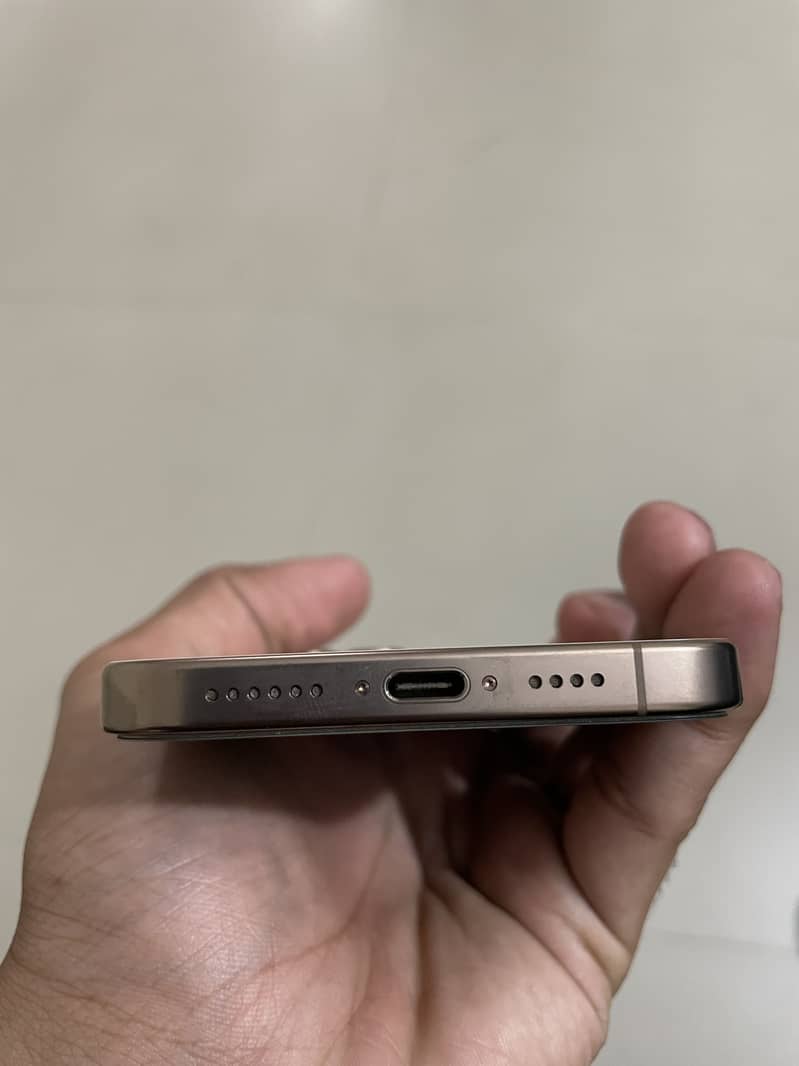 Apple iPhone 16 Pro Max 2