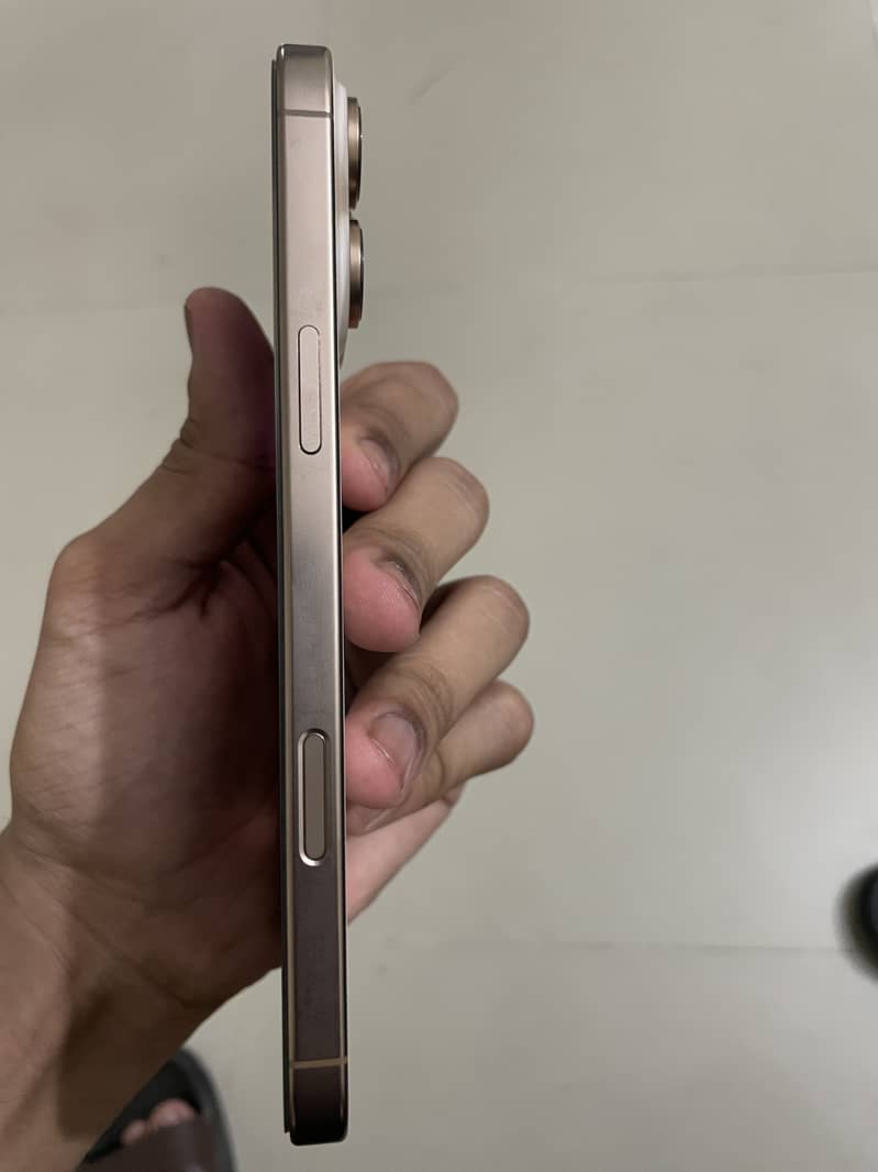 Apple iPhone 16 Pro Max 9