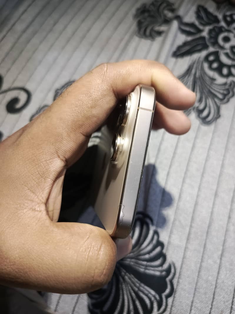 Apple iPhone 16 Pro Max 4