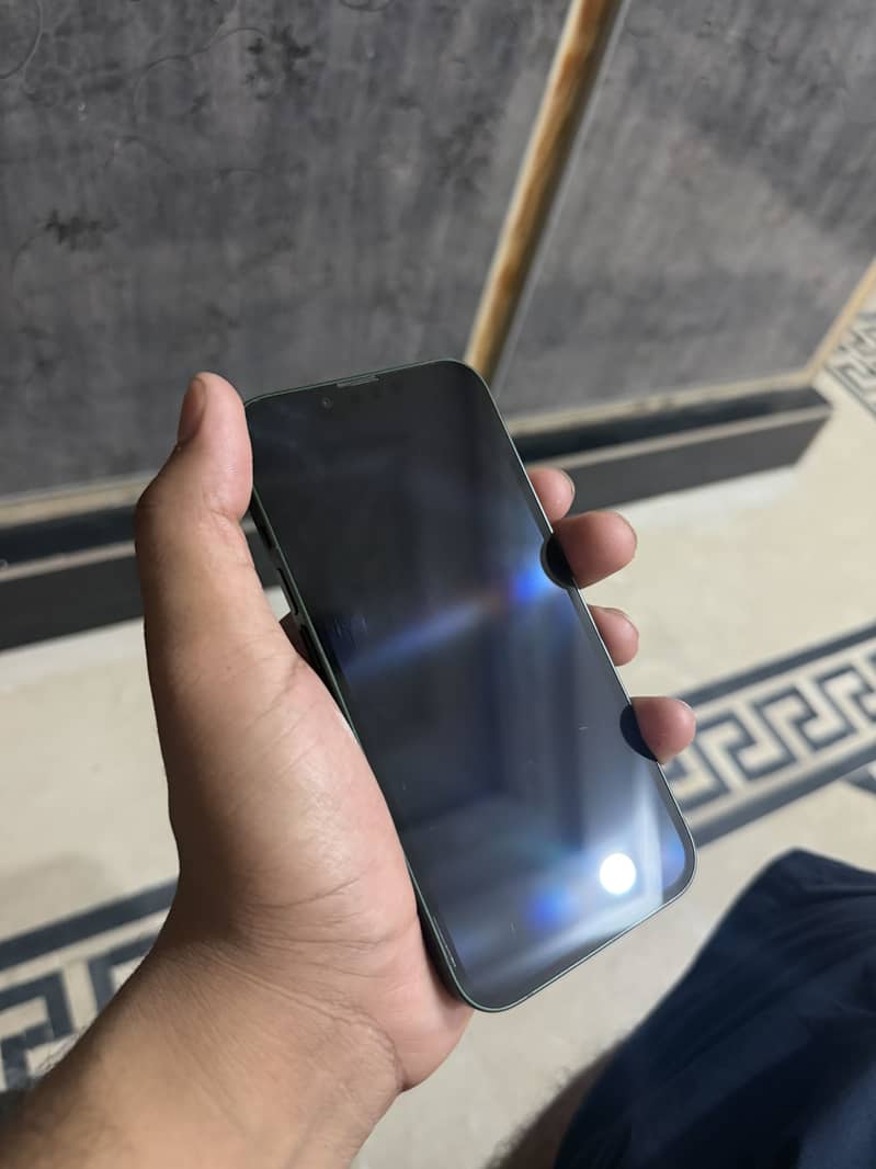 Apple iPhone 13 4