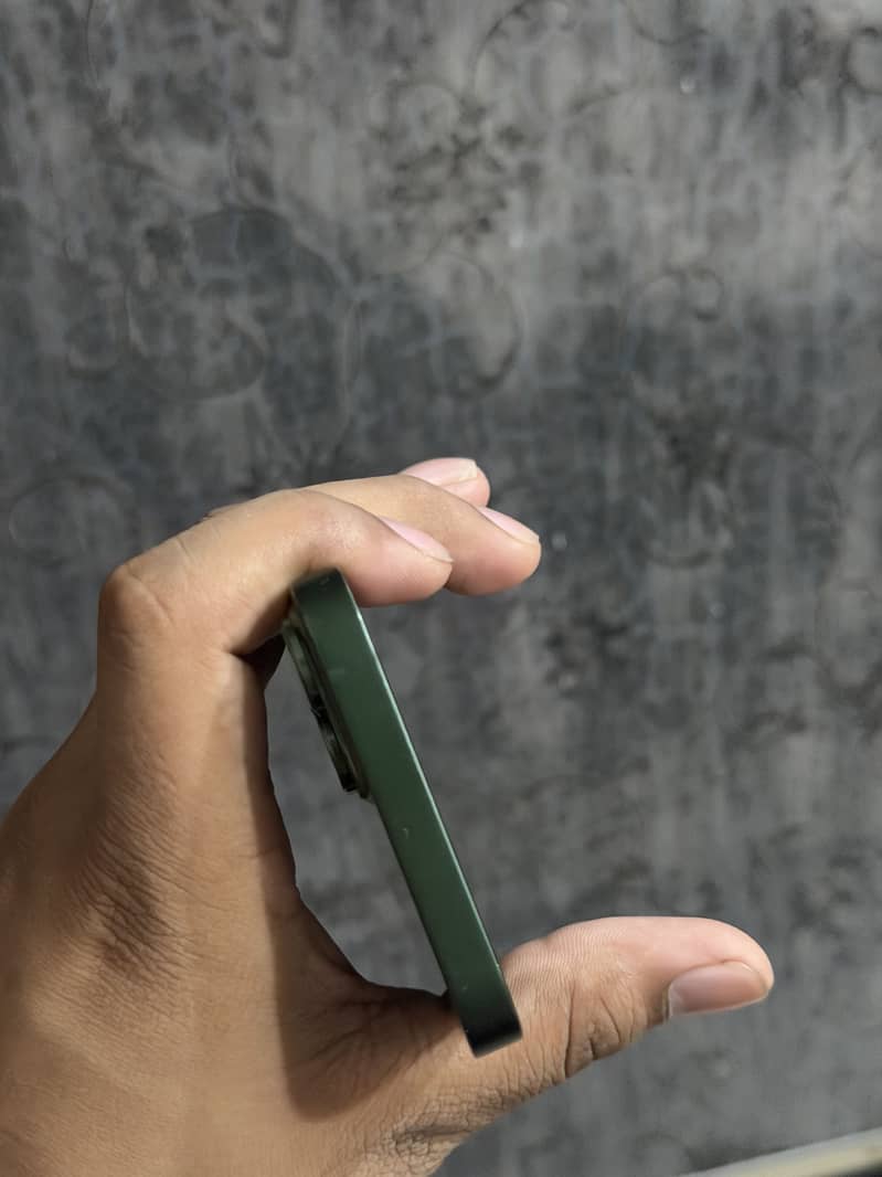 Apple iPhone 13 5