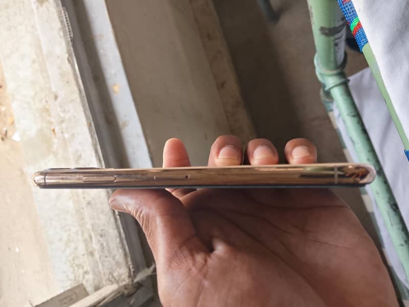 Apple iPhone 11 Pro Max 4