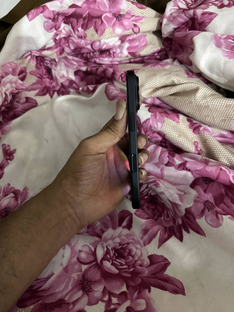Apple iPhone 16 Pro 1