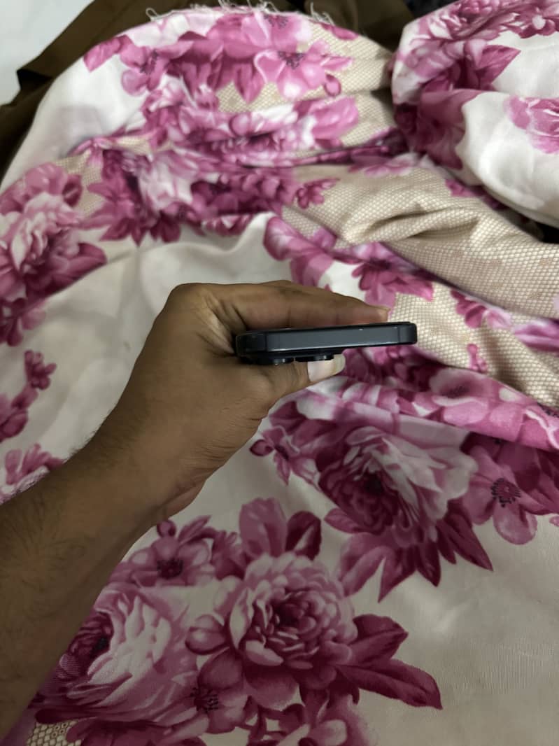Apple iPhone 16 Pro 2