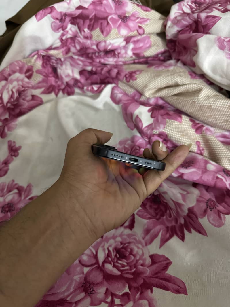 Apple iPhone 16 Pro 3
