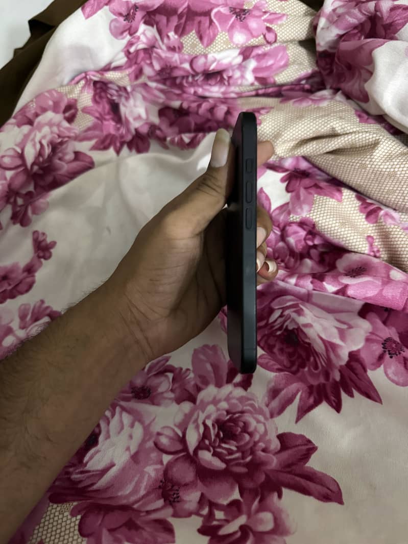 Apple iPhone 16 Pro 4