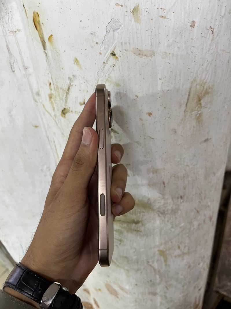 Apple iPhone 16 Pro Max 2