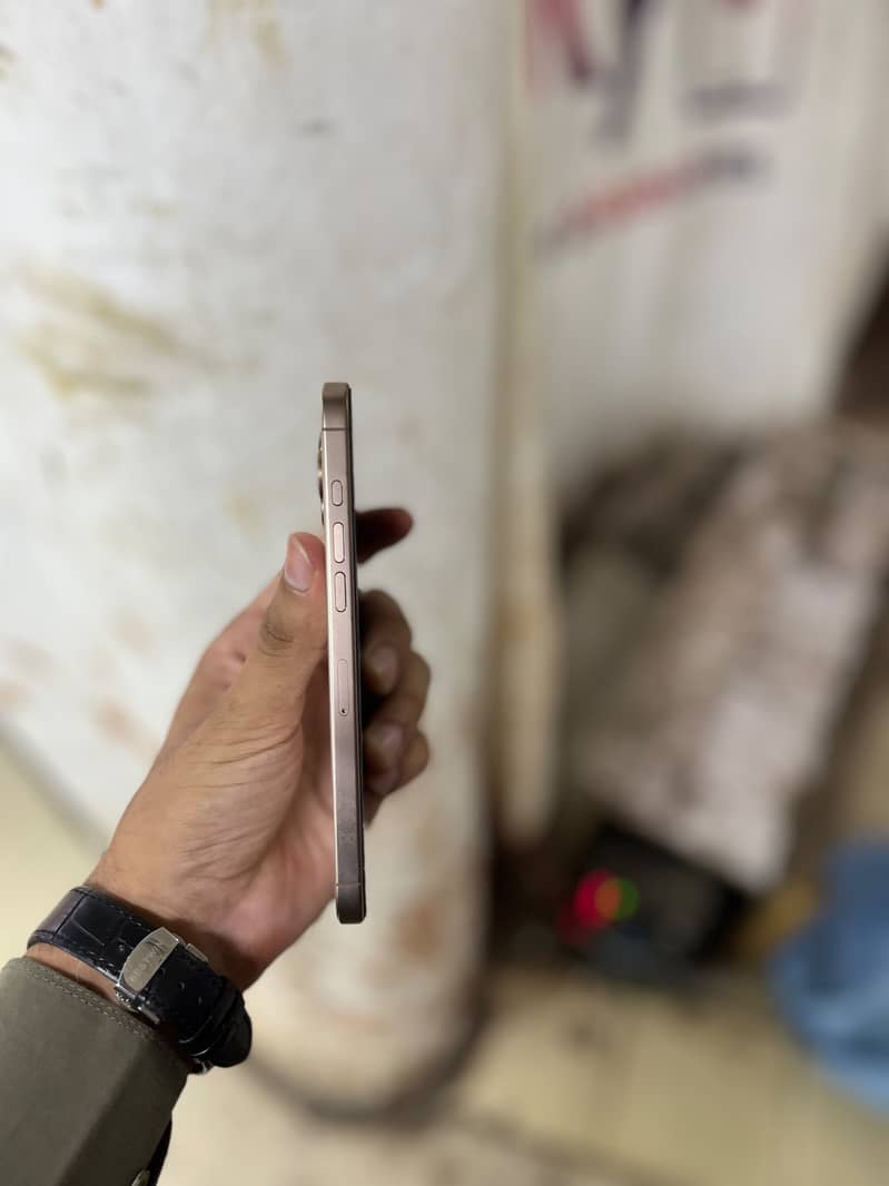 Apple iPhone 16 Pro Max 4