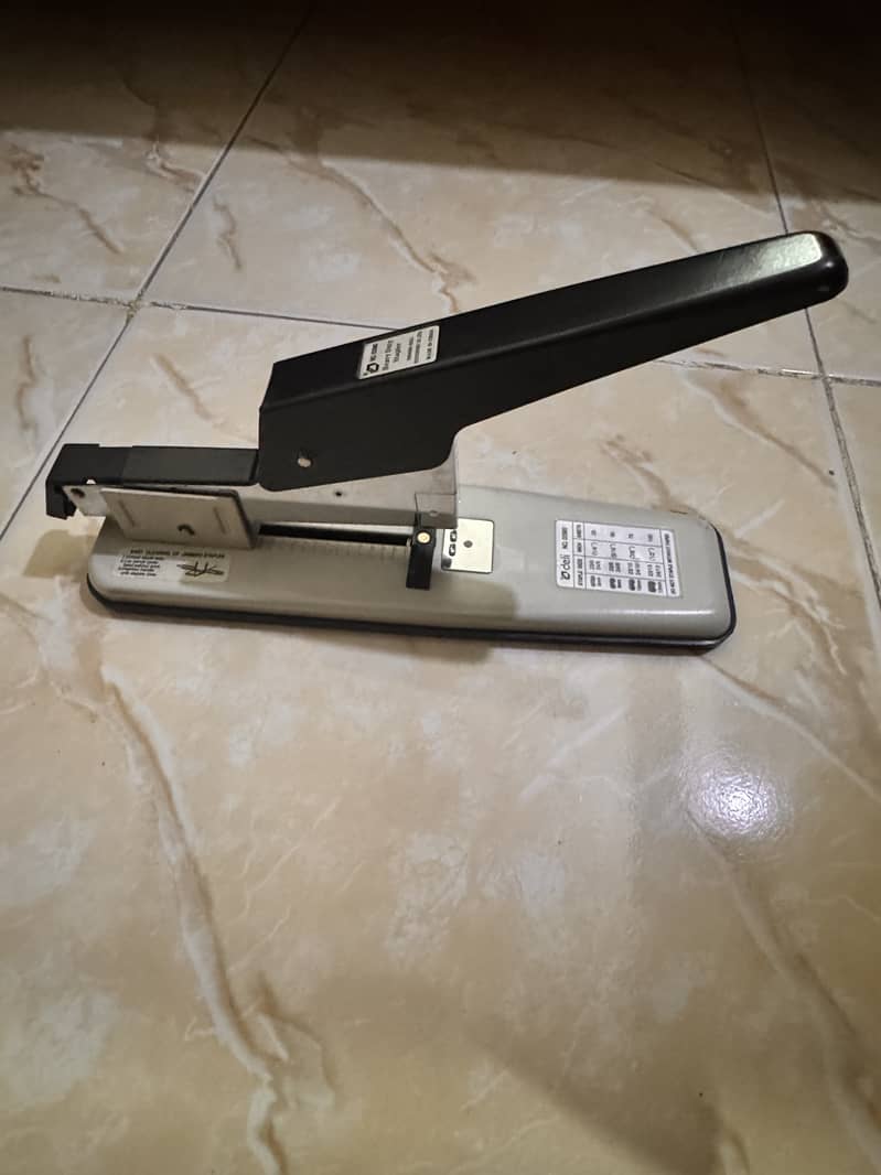 Heavy Duty Stapler 0