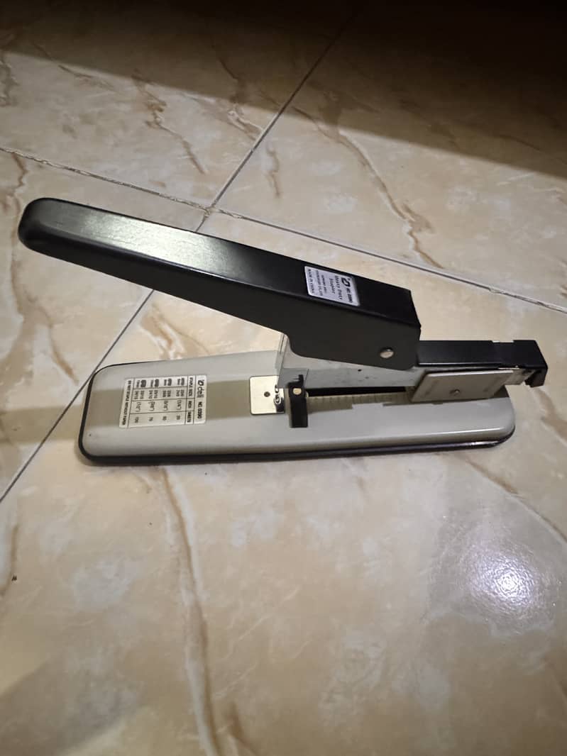 Heavy Duty Stapler 3