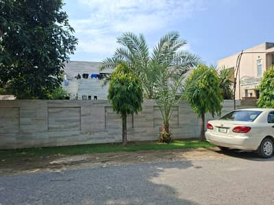 SYED BROTHERS PROUDLY OFFERS: 2-Kanal Elegant And Fully Maintained Old Bungalow Is Available In The Best Block Of DHA Lahore.