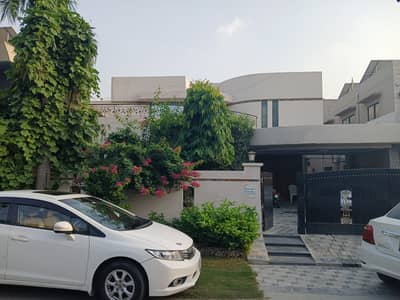 1 KANAL ELEGANT AND FULLY MAINTAINED SUPER HOT LOCATED OLD BUNGALOW IS AVAILABLE IN THE BEST BLOCK OF DHA LAHORE.