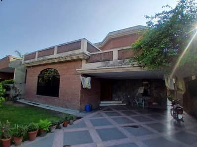 1 KANAL ELEGANT AND FULLY MAINTAINED OLD BUNGALOW IS AVAILABLE IN THE BEST BLOCK OF DHA LAHORE | 1 SERVANT QUARTER