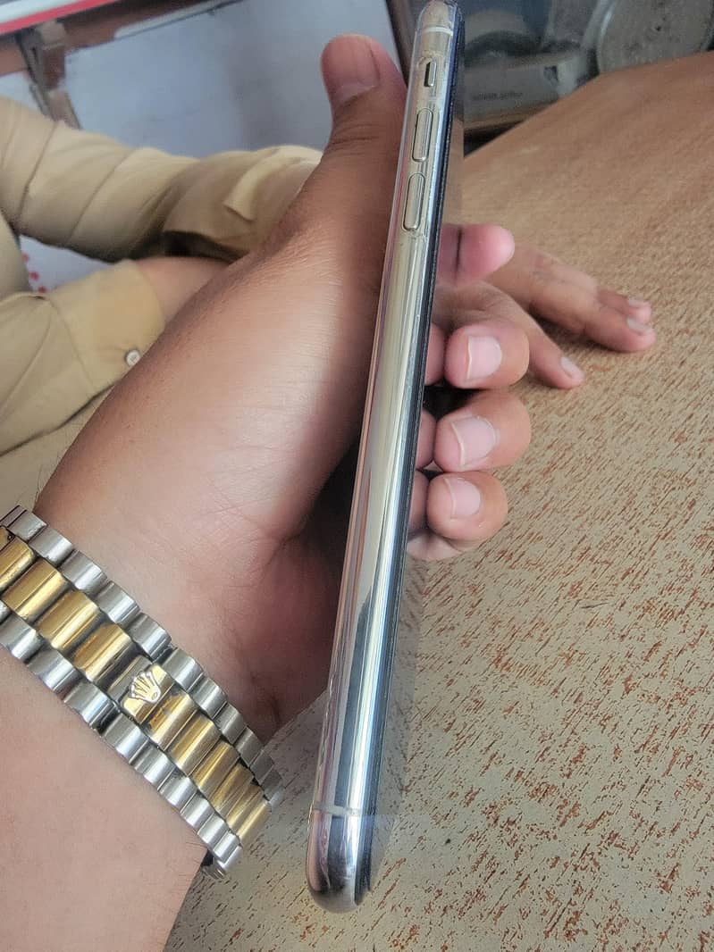 Apple iPhone 11 Pro Max 2